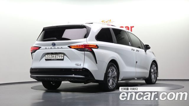 Toyota Sienna 4-го поколения 2.5 Hybrid 2WD - фото 1