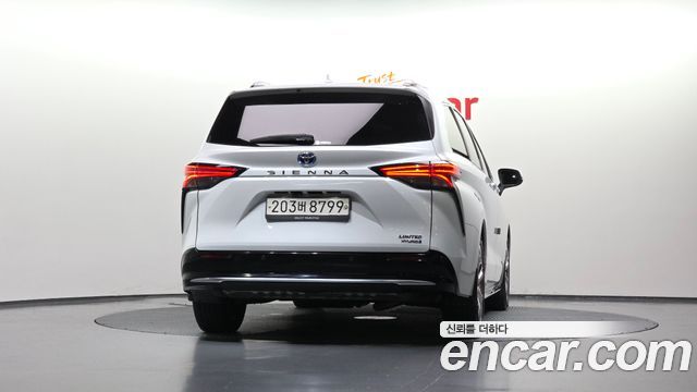 Toyota Sienna 4-го поколения 2.5 Hybrid 2WD - фото 3