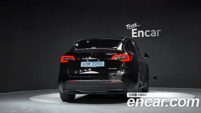 Tesla Model Y Long Range AWD - фото 3