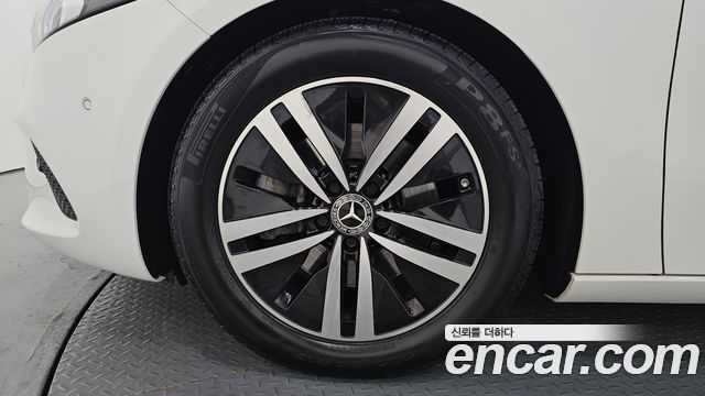 Mercedes-Benz A-Class W177 A220 Hatchback - фото 4