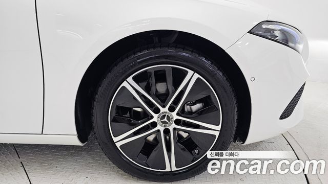 Mercedes-Benz A-Class W177 A220 Sedan - фото 4
