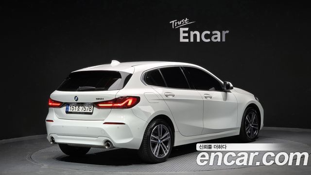 BMW 1 Series F40 120i Advantage - фото 1