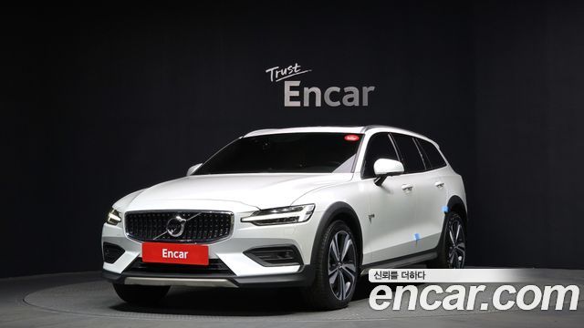 Volvo V60 Cross Country 2-го поколения B5 Pro AWD - фото 0