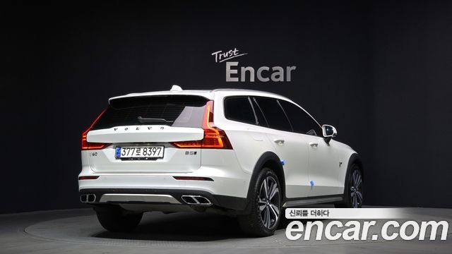 Volvo V60 Cross Country 2-го поколения B5 Pro AWD - фото 1