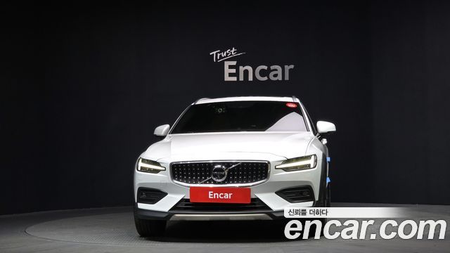 Volvo V60 Cross Country 2-го поколения B5 Pro AWD - фото 2