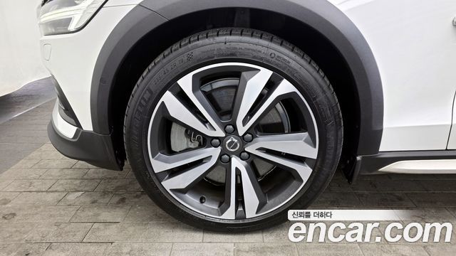 Volvo V60 Cross Country 2-го поколения B5 Pro AWD - фото 4