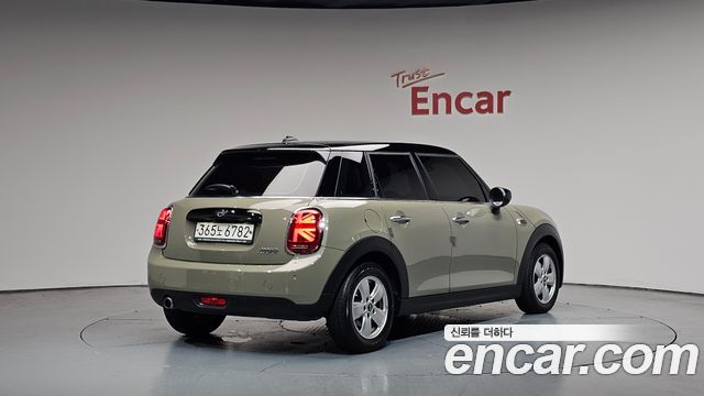 Mini Cooper 5Door Standard 3rd - фото 1