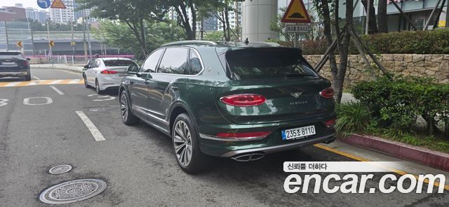 Bentley Bentayga 4.0 V8 EWB Azure - фото 1