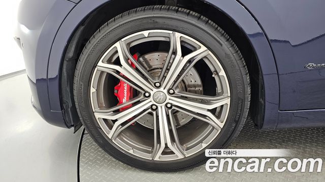 Maserati Levante 3.0 Diesel AWD GranSport - фото 3