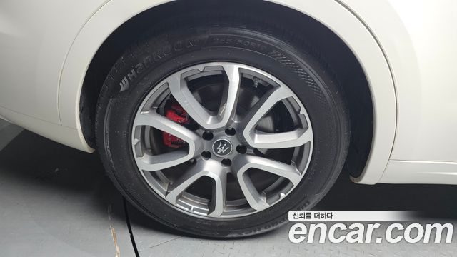 Maserati Levante 3.0 Diesel AWD GranLusso - фото 4