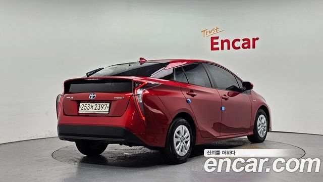 Toyota Prius 4-го поколения 1.8 E - фото 1
