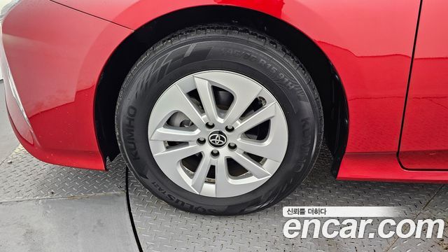 Toyota Prius 4-го поколения 1.8 E - фото 4