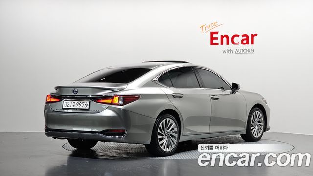 Lexus ES 300h 7-го поколения Luxury Plus - фото 0