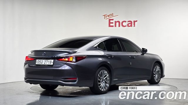 Lexus ES 300h 7-го поколения Luxury Plus - фото 1