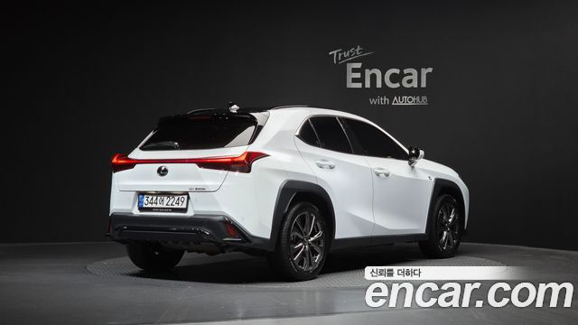 Lexus UX 250h 2.0 F-Sport 2WD - фото 0