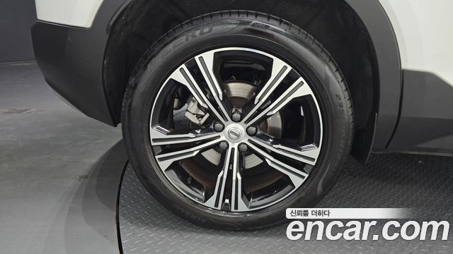 Volvo XC40 B4 Inscription - фото 3