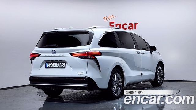 Toyota Sienna 4-го поколения 2.5 Hybrid 2WD - фото 1