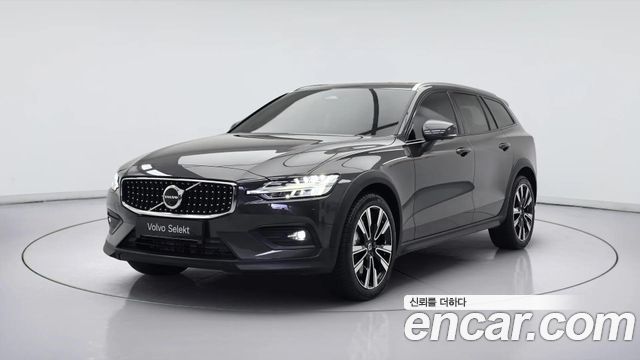 Volvo V60 Cross Country 2-го поколения B5 Ultimate AWD - фото 0