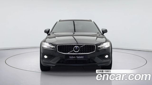 Volvo V60 Cross Country 2-го поколения B5 Ultimate AWD - фото 1