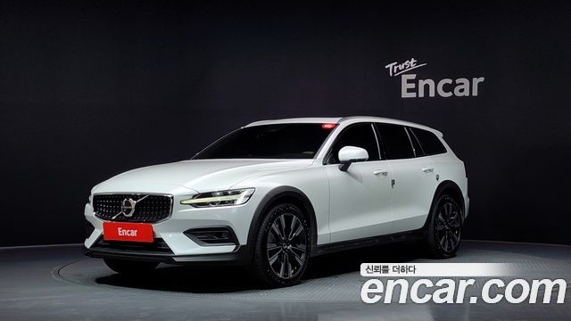 Volvo V60 Cross Country 2-го поколения B5 Ultimate AWD - фото 0