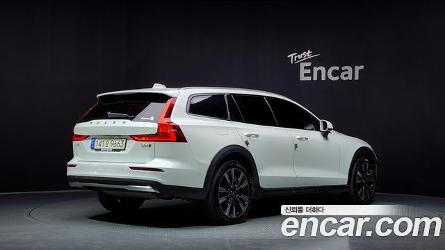 Volvo V60 Cross Country 2-го поколения B5 Ultimate AWD - фото 1