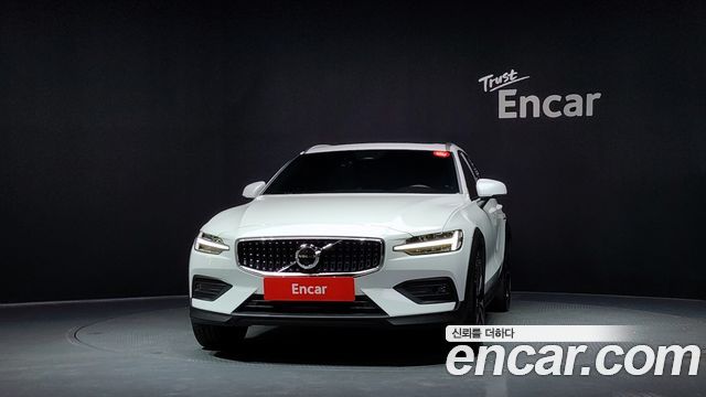 Volvo V60 Cross Country 2-го поколения B5 Ultimate AWD - фото 2