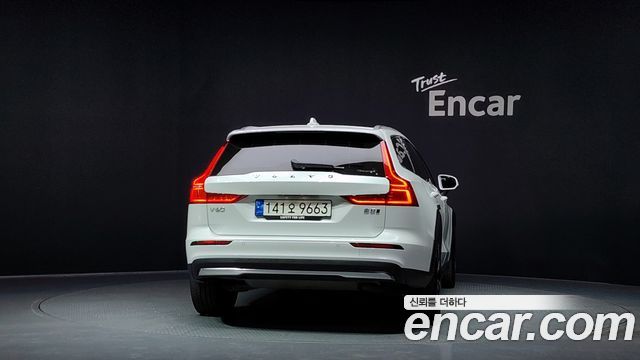 Volvo V60 Cross Country 2-го поколения B5 Ultimate AWD - фото 3