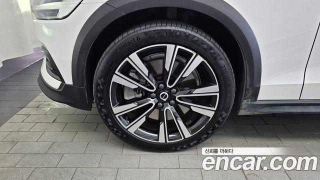 Volvo V60 Cross Country 2-го поколения B5 Ultimate AWD - фото 4