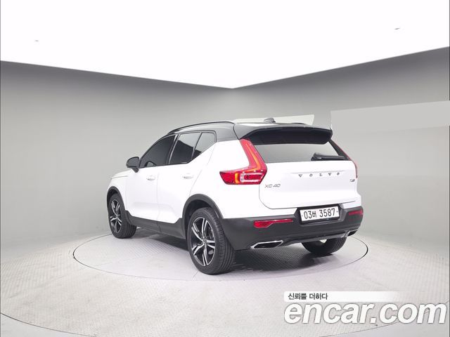 Volvo XC40 T4 R-Design - фото 1