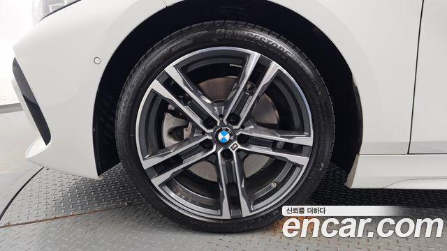 BMW 1 Series F40 120i M Sports - фото 3