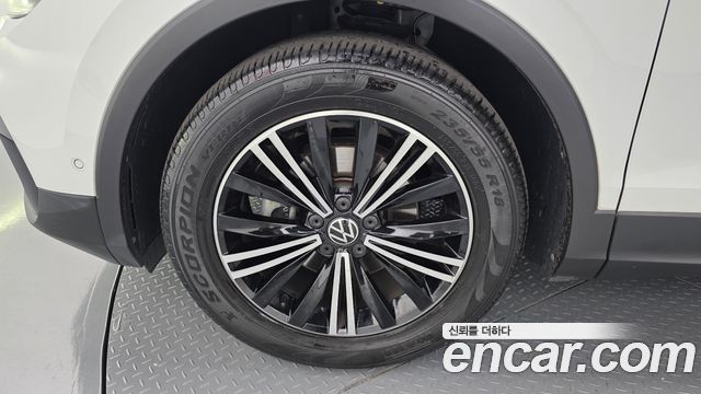 Volkswagen Tiguan 2-го поколения 2.0 TDI Premium - фото 4