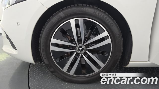 Mercedes-Benz A-Class W177 A220 Sedan - фото 4