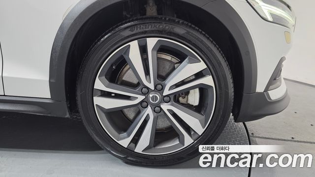 Volvo V60 Cross Country 2-го поколения B5 Pro AWD - фото 3