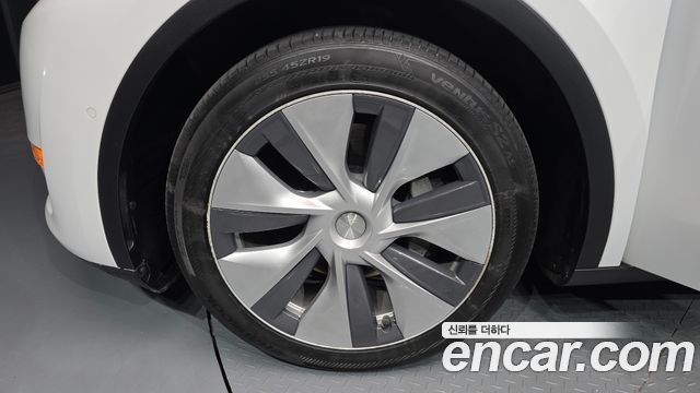 Tesla Model Y Long Range AWD - фото 4