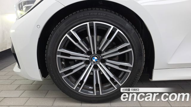BMW 3 Series G20 320i M Sport - фото 4
