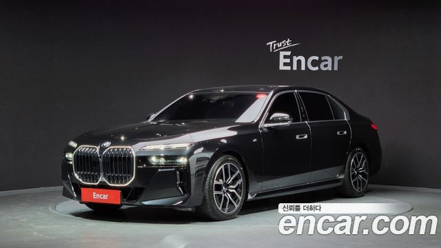 BMW 7 Series G70 740i sDrive M Sport - фото 0