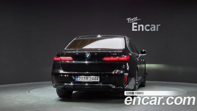 BMW 7 Series G70 740i sDrive M Sport - фото 3