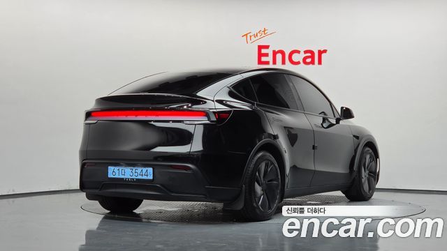 Tesla Model Y RWD - фото 1