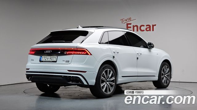 Audi Q8 55 TFSI Quattro Premium - фото 1