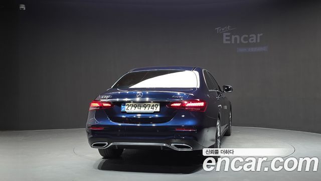 Mercedes-Benz E-Class W213 E220d 4MATIC AMG Line - фото 3
