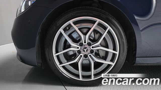 Mercedes-Benz E-Class W213 E220d 4MATIC AMG Line - фото 4