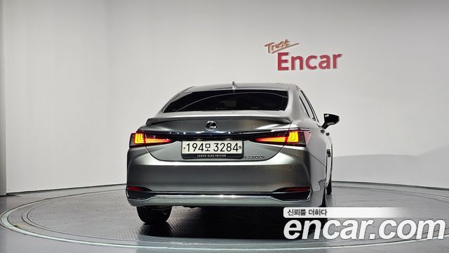 Lexus ES 300h 7-го поколения Executive - фото 3