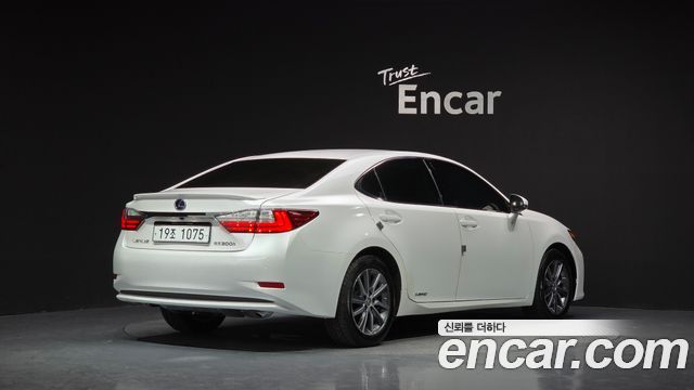 Lexus ES 300h Supreme XV60 - фото 1