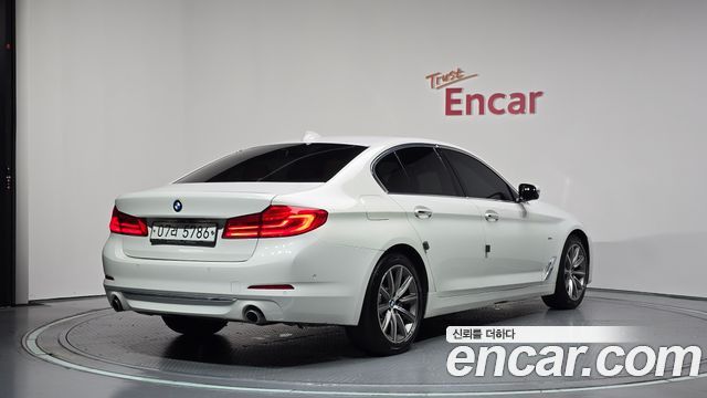 BMW 5 Series G30 520i Luxury - фото 1