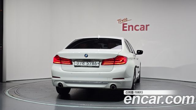 BMW 5 Series G30 520i Luxury - фото 3