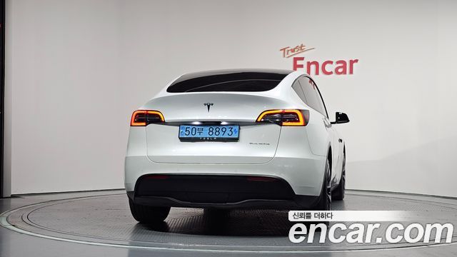 Tesla Model Y Long Range AWD - фото 3