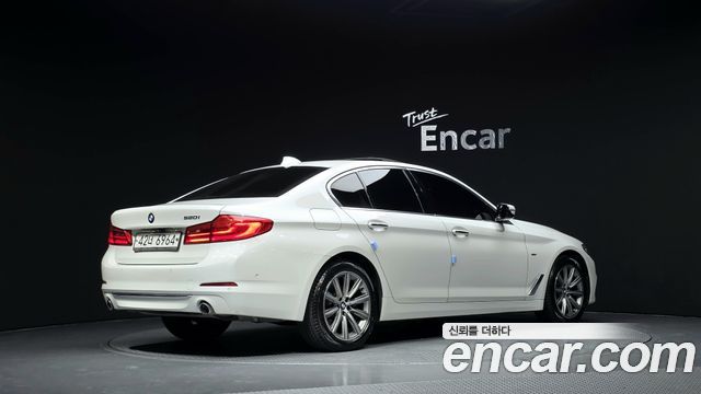 BMW 5 Series G30 520i Luxury - фото 1