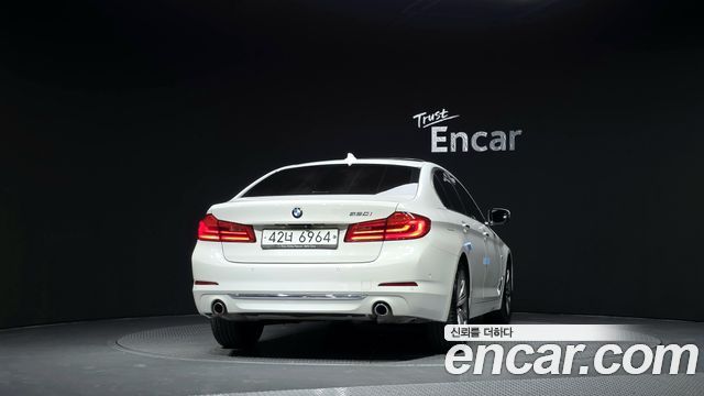 BMW 5 Series G30 520i Luxury - фото 3