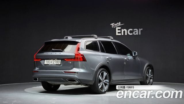 Volvo V60 Cross Country 2-го поколения T5 Pro AWD - фото 1