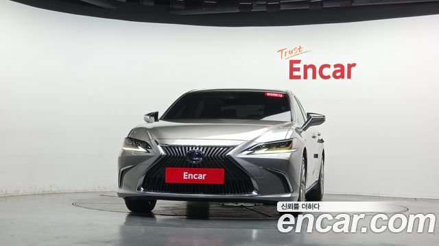 Lexus ES 300h 7-го поколения Executive - фото 2